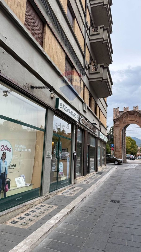 locale commerciale in vendita a Foligno