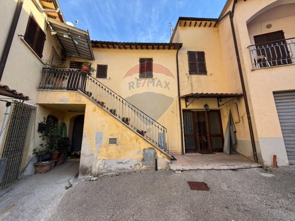 casa indipendente in vendita a Foligno in zona Camino