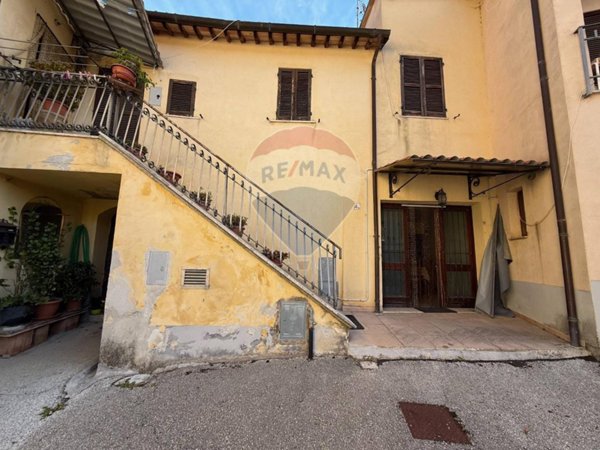 casa indipendente in vendita a Foligno in zona Sostino