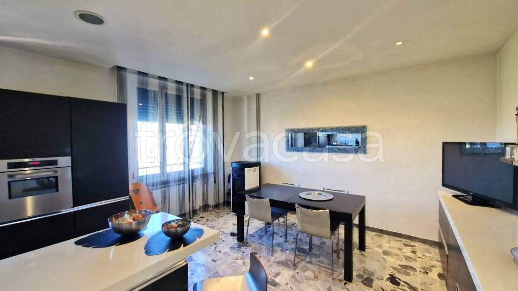 casa indipendente in vendita a Foligno in zona Fondi