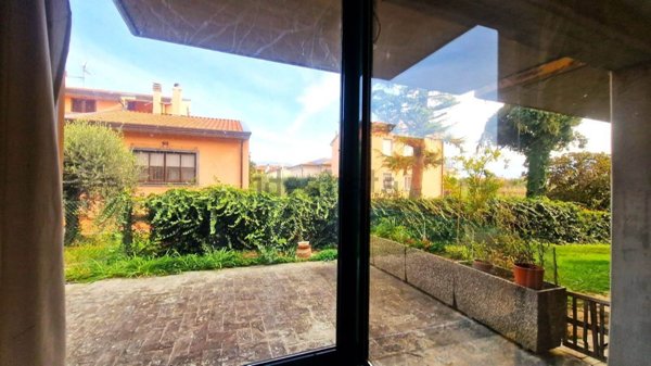 casa indipendente in vendita a Foligno in zona Camino