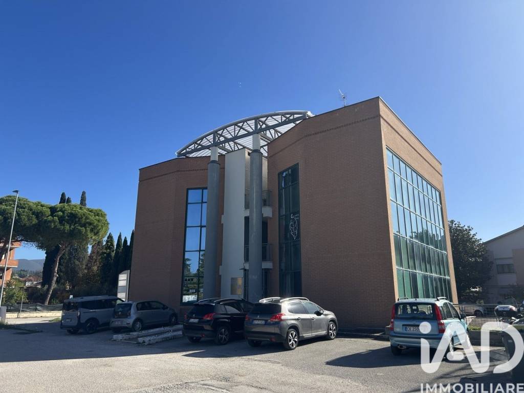 locale commerciale in vendita a Foligno in zona Paciana