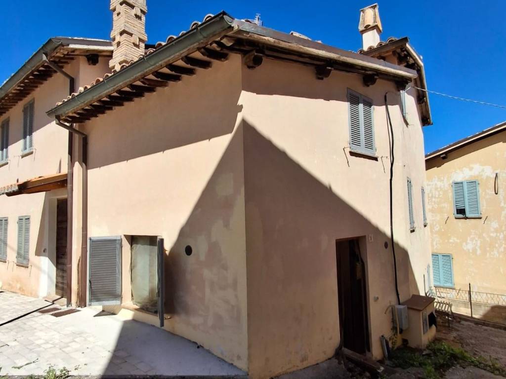 casa indipendente in vendita a Foligno in zona Verchiano