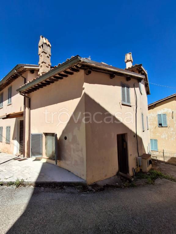 casa indipendente in vendita a Foligno in zona Verchiano