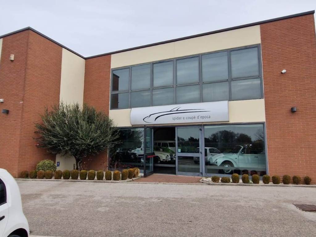 negozio in vendita a Foligno in zona Paciana