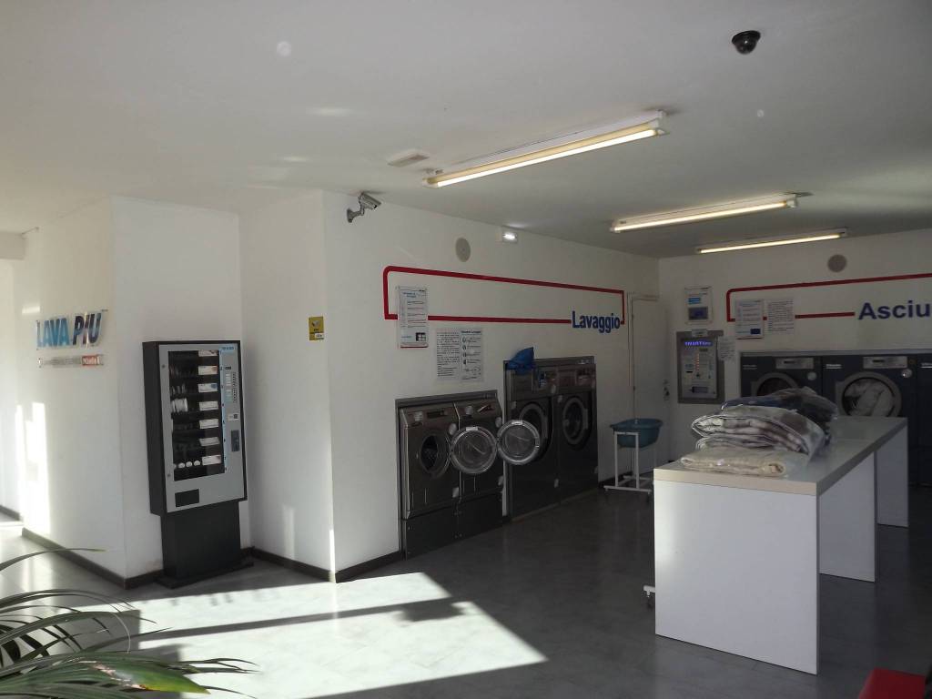 negozio in vendita a Foligno in zona Paciana