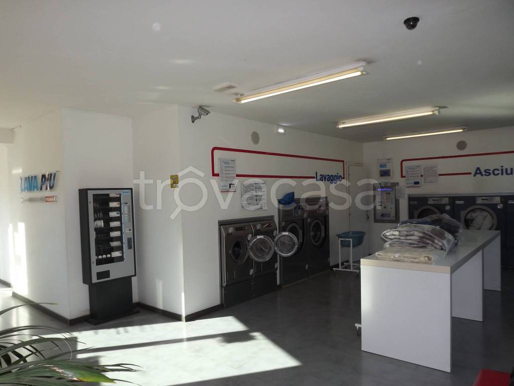 negozio in vendita a Foligno