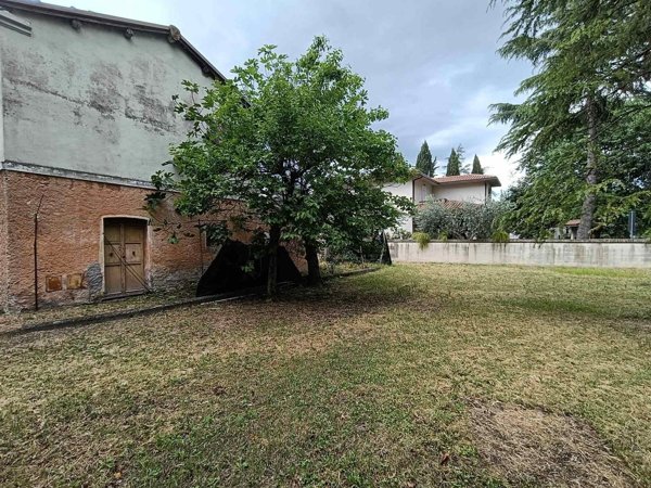 casa indipendente in vendita a Foligno in zona Sterpete