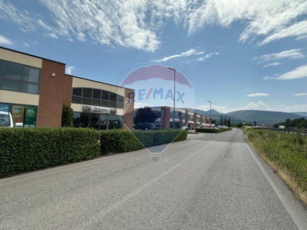 negozio in vendita a Foligno in zona Paciana