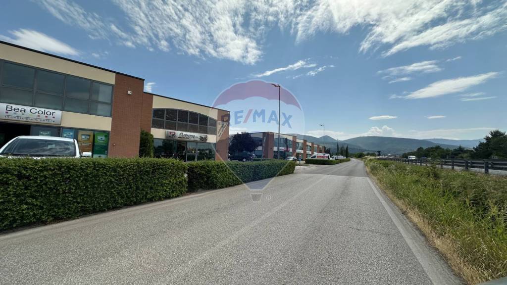 negozio in vendita a Foligno