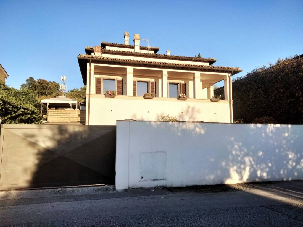 casa indipendente in vendita a Foligno