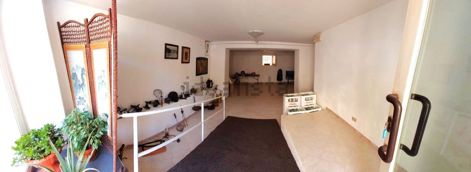 locale commerciale in vendita a Foligno