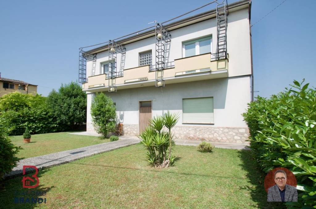 casa indipendente in vendita a Foligno in zona Borroni