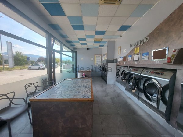 locale commerciale in vendita a Foligno in zona Paciana