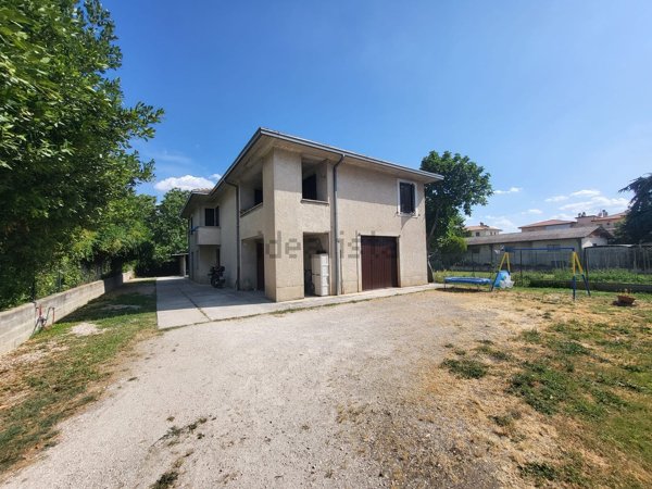 casa indipendente in vendita a Foligno in zona Camino