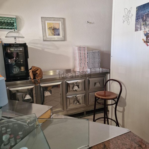 locale commerciale in vendita a Foligno