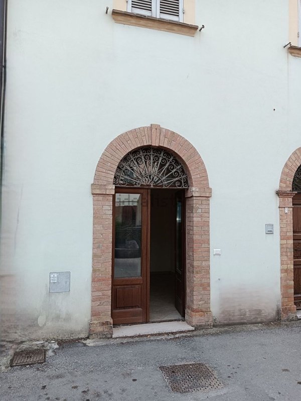 locale commerciale in vendita a Foligno
