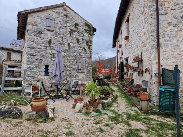 appartamento in vendita a Foligno in zona Acqua Santo Stefano
