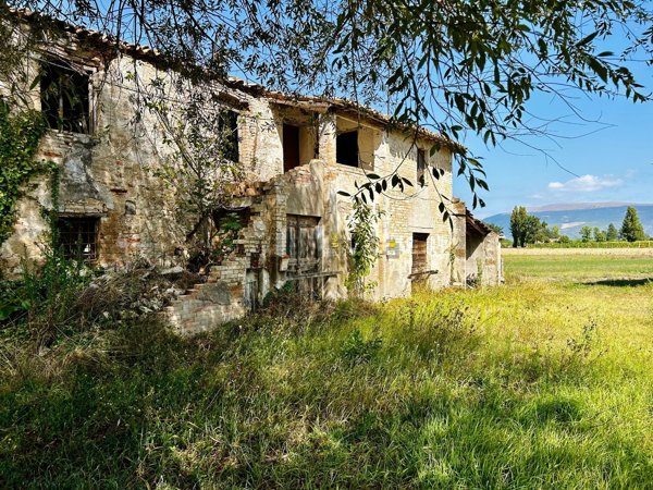 casale in vendita a Foligno