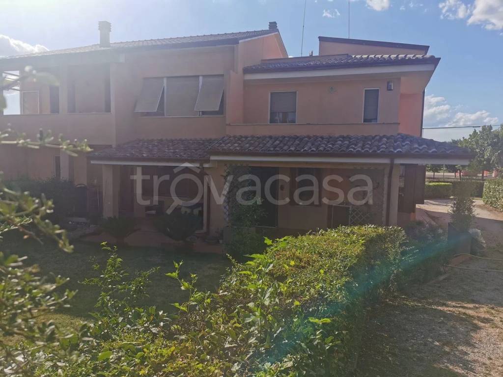 casa indipendente in vendita a Foligno in zona Camino