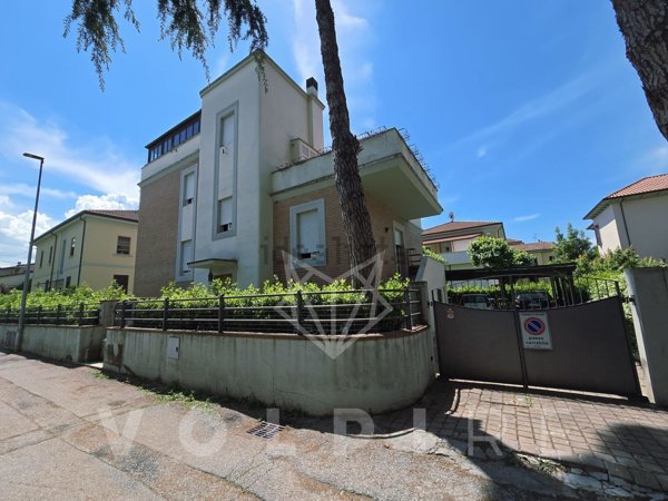 casa indipendente in vendita a Foligno