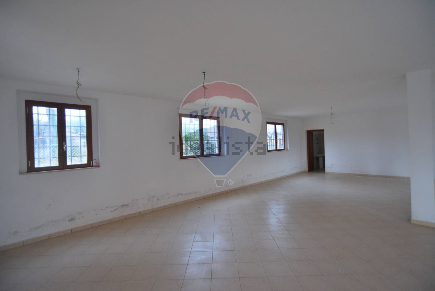 locale commerciale in vendita a Foligno