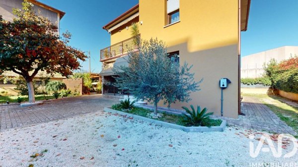 casa indipendente in vendita a Foligno in zona Fondi