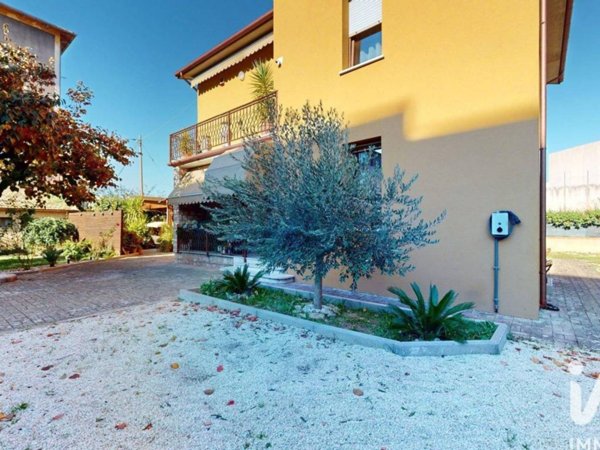 casa indipendente in vendita a Foligno in zona Fondi