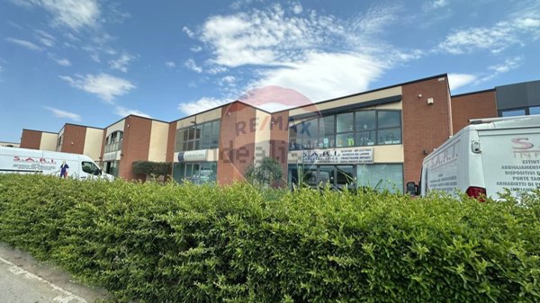 locale commerciale in vendita a Foligno