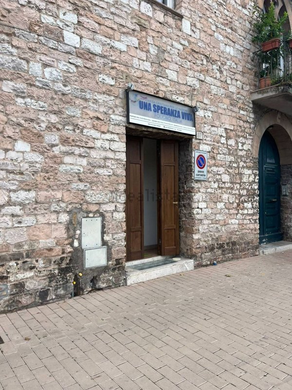 locale commerciale in vendita a Foligno
