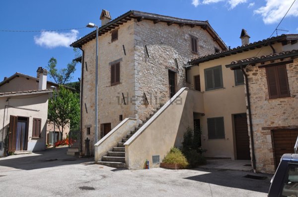 casa indipendente in vendita a Foligno in zona Verchiano