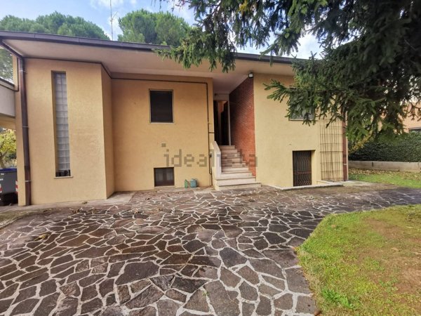 casa indipendente in vendita a Foligno