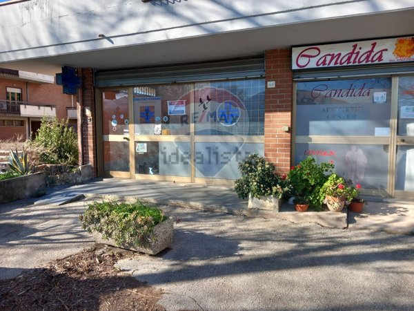 locale commerciale in vendita a Foligno