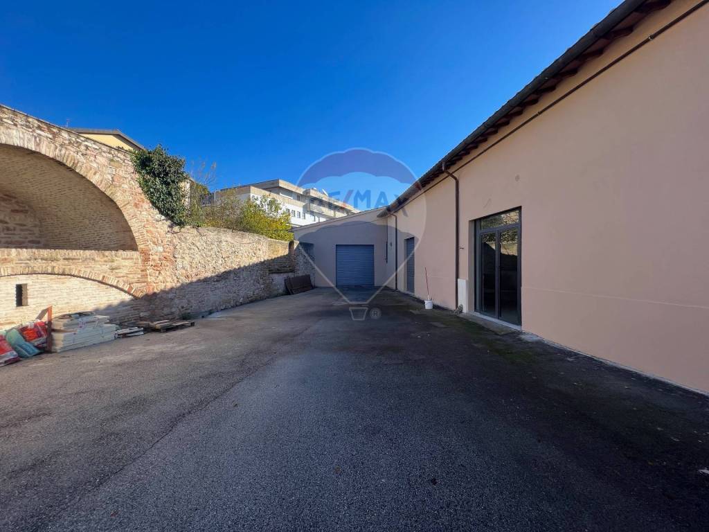 negozio in vendita a Foligno