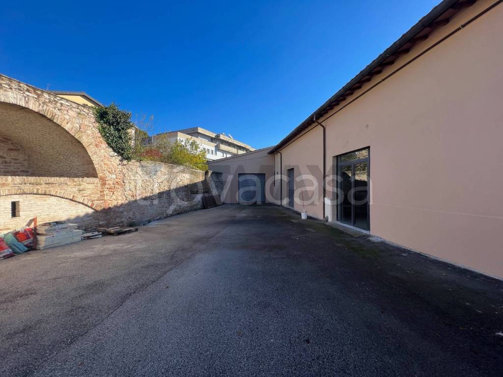 negozio in vendita a Foligno