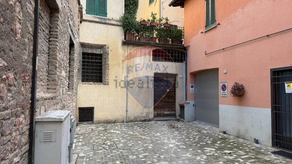 locale di sgombero in vendita a Foligno