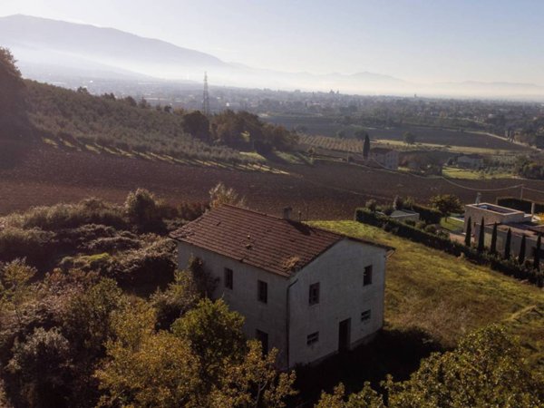 casa indipendente in vendita a Foligno in zona La Valle