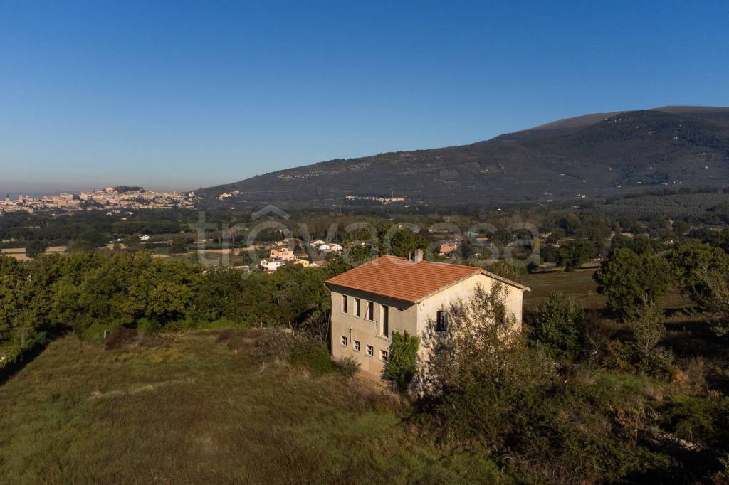 casa indipendente in vendita a Foligno