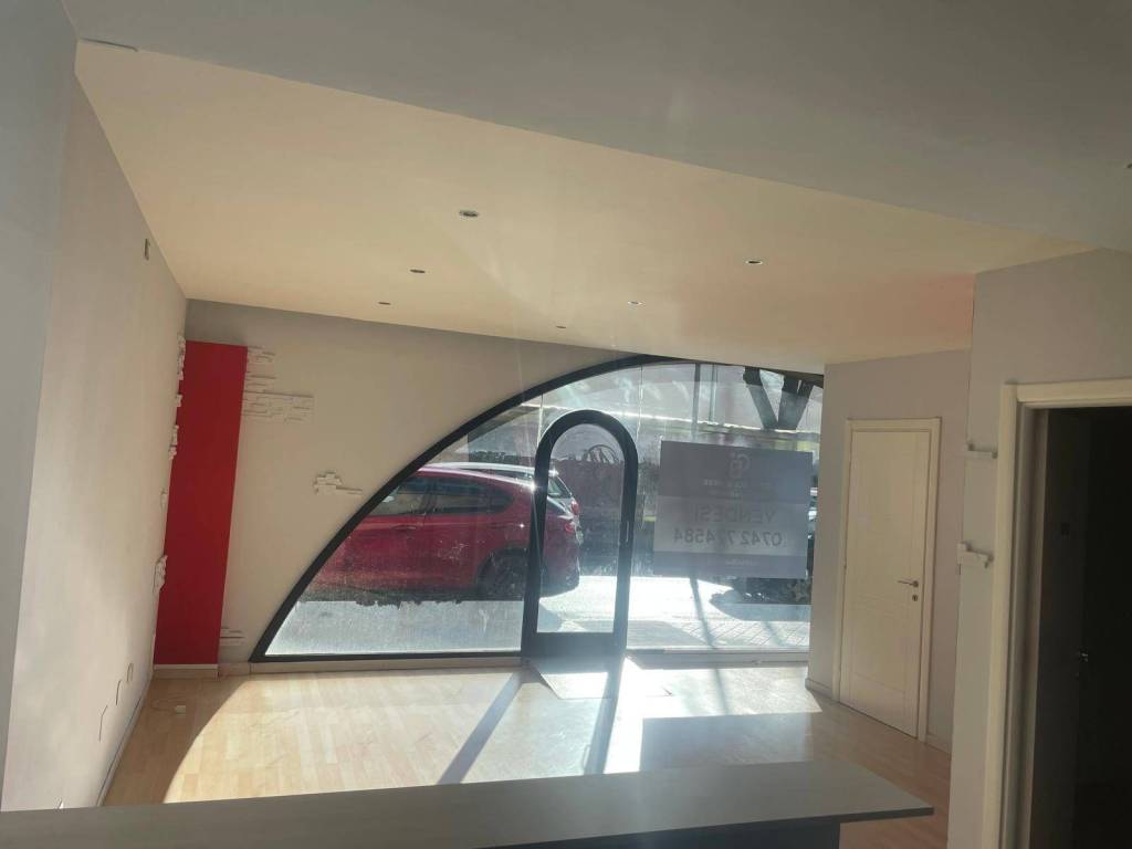 negozio in vendita a Foligno