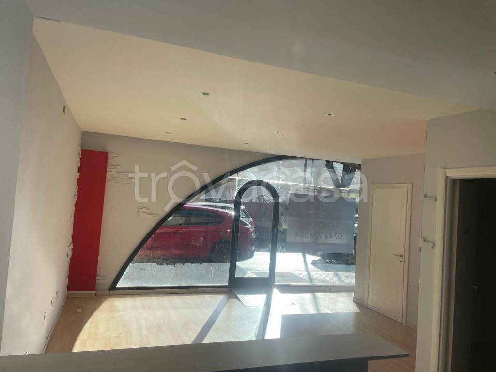 negozio in vendita a Foligno