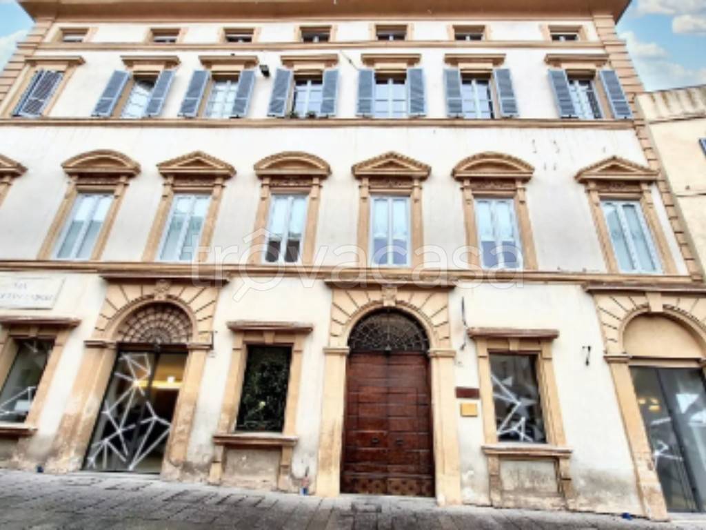 negozio in vendita a Foligno