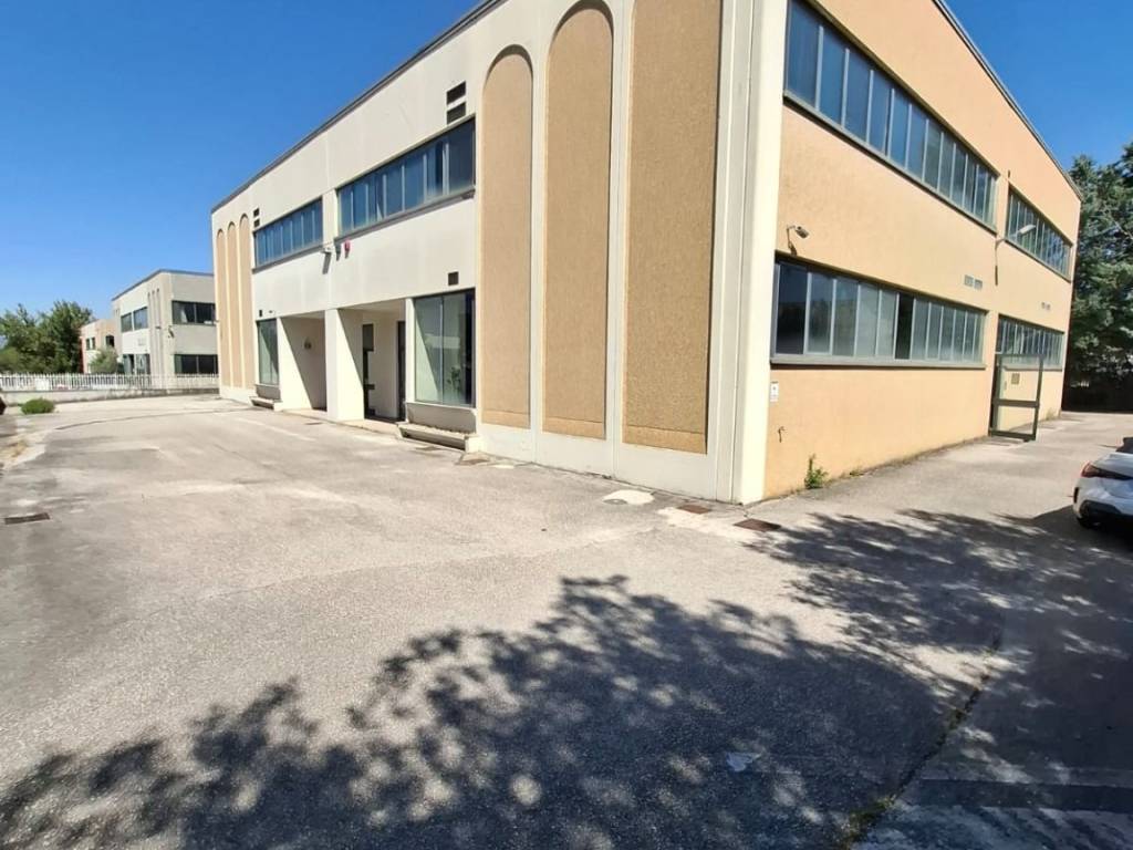 locale commerciale in vendita a Foligno in zona Sant'Eraclio