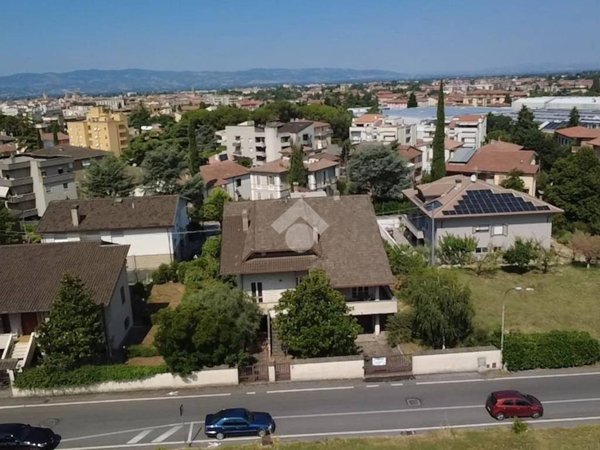 casa indipendente in vendita a Foligno in zona Camino