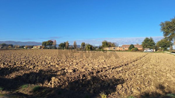 locale di sgombero in vendita a Foligno