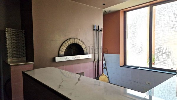 locale commerciale in vendita a Foligno in zona Camino