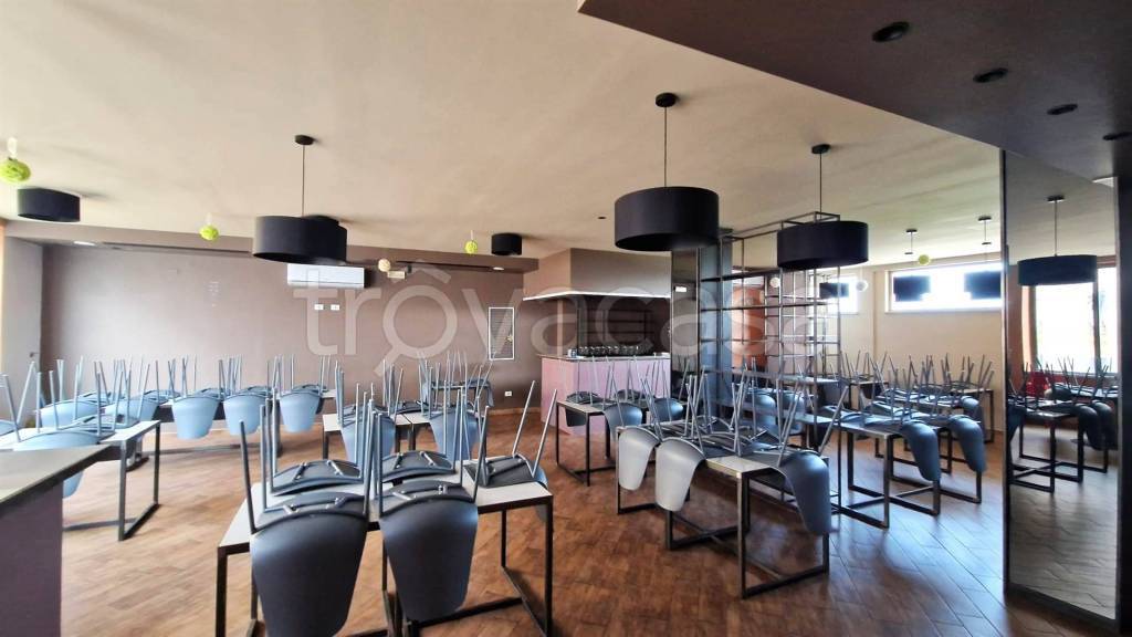 locale commerciale in vendita a Foligno in zona Camino