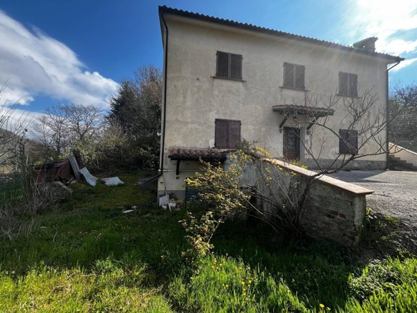 casa indipendente in vendita a Foligno