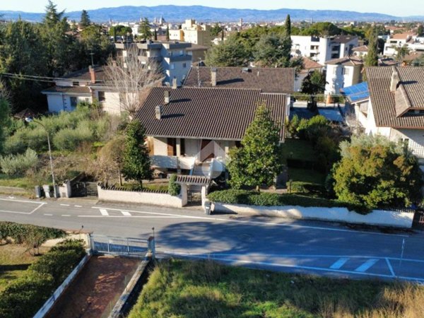 casa indipendente in vendita a Foligno