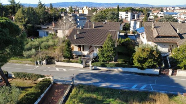 casa indipendente in vendita a Foligno in zona Camino