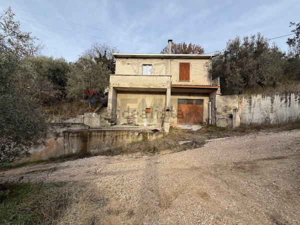 casa indipendente in vendita a Foligno in zona Camino